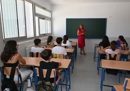 Una profesora, impartiendo una clase en el instituto de San Pedro.