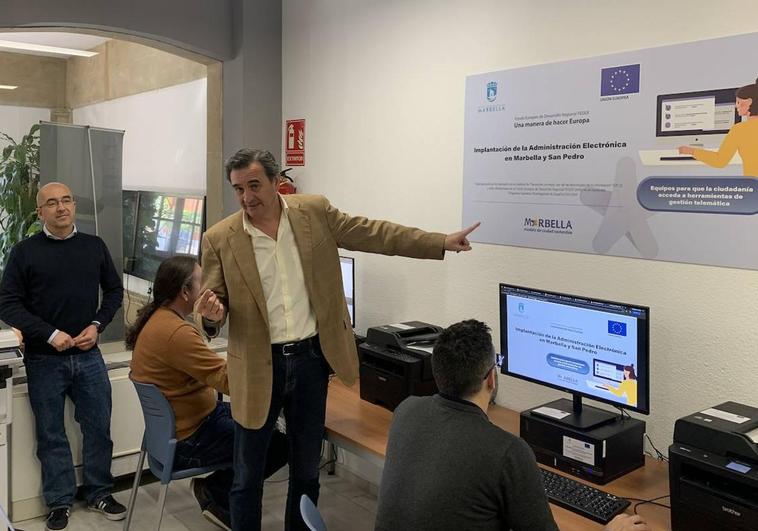 Entra en funcionamiento una oficina para hacer gestiones telemáticas con ayuda profesional en Marbella