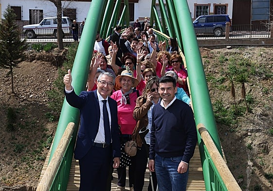 El presidente de la Diputación y el alcalde de Riogordo, este lunes en la nueva pasarela.
