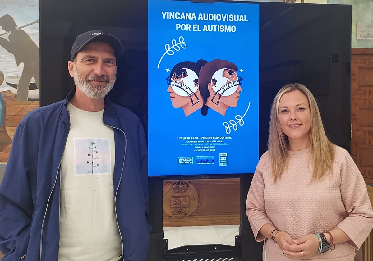 Acto de presentación de la iniciativa, este lunes en el salón de plenos rinconero.