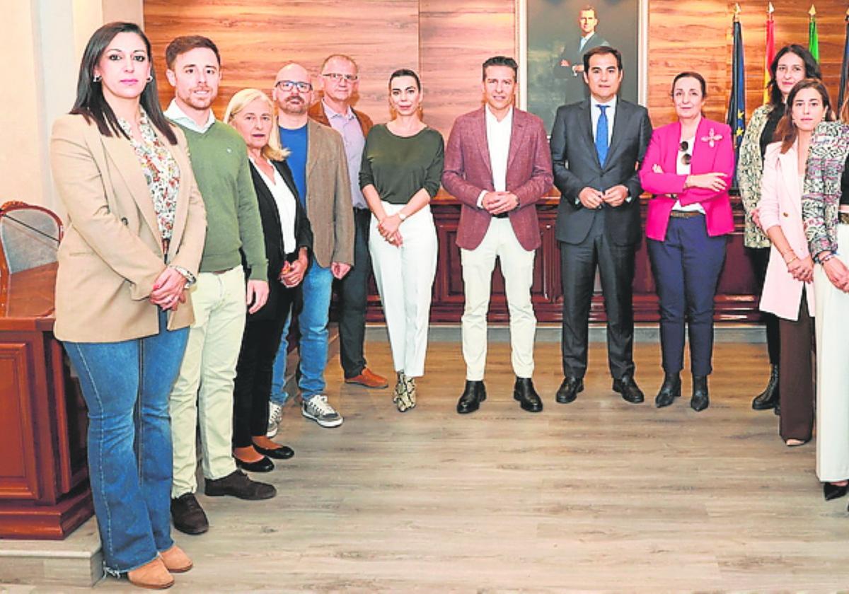 El consejero de Justicia y el alcalde, ayer con ediles del gobierno.