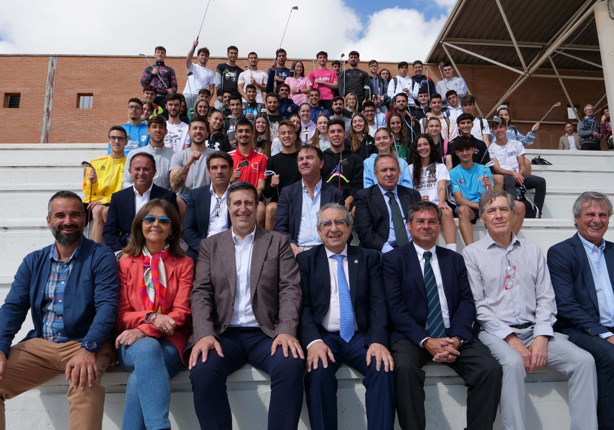 Autoridades y alumnos del grado de Ciencias de la Actividad Física y del Deporte.