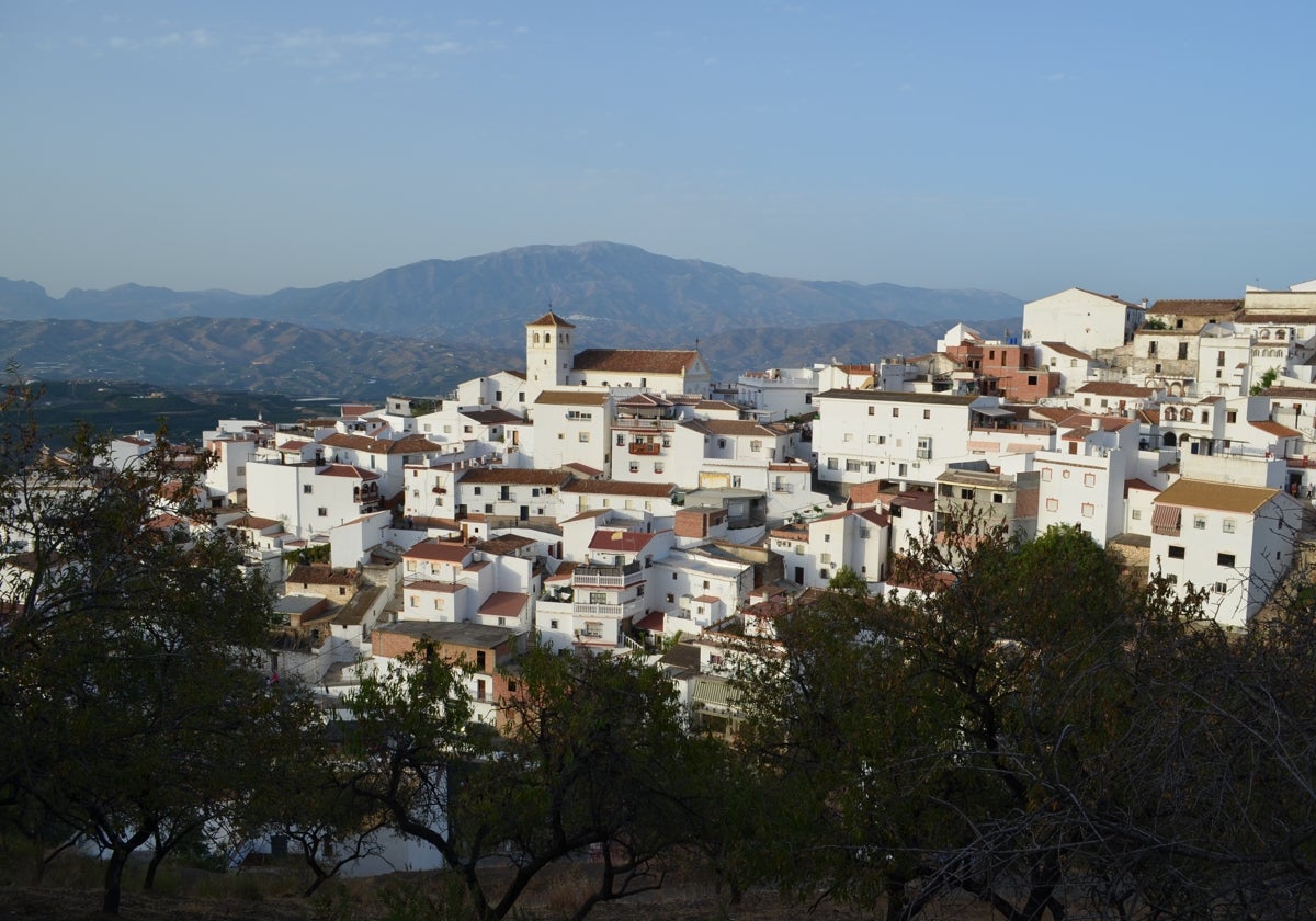 Vista panorámica del casco urbano de Iznate, con 899 vecinos empadronados.