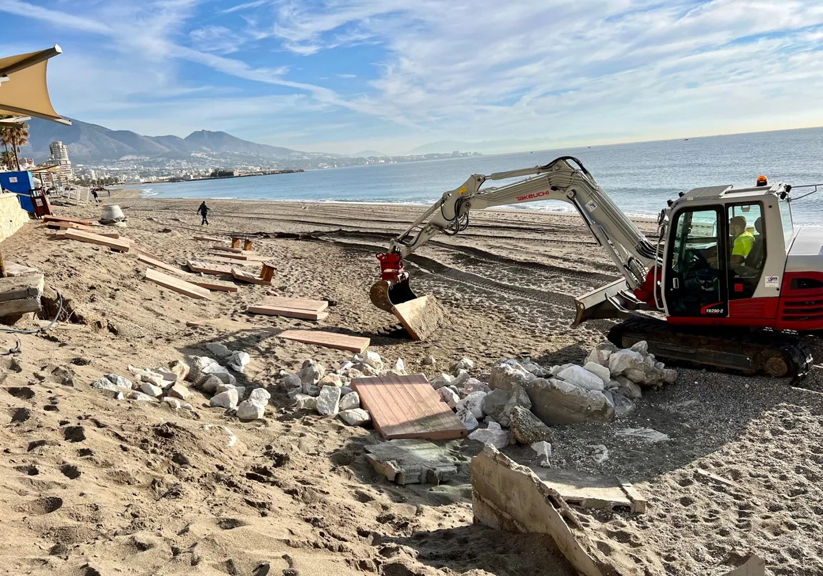 Fuengirola repara, «de emergencia», los daños causados por el temporal en sus playas