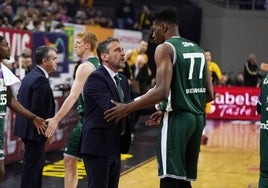 Ibon Navarro da instrucciones a Sima durante el partido contra el AEK.