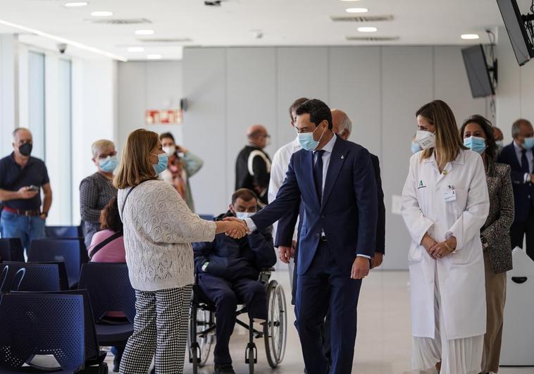 Juanma Moreno garantiza el blindaje de la sanidad pública ante el ataque crítico de la oposición