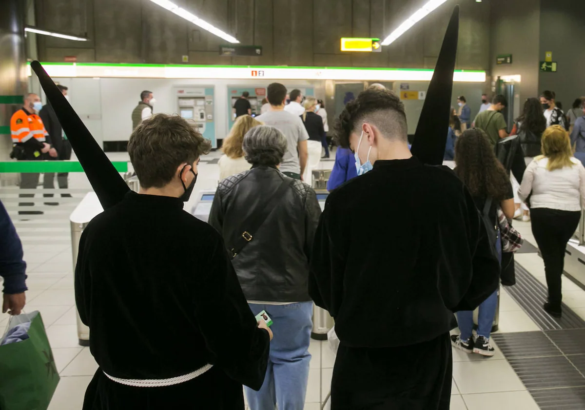 Jóvenes nazarenos, en el interior de una estación del metro el año pasado.