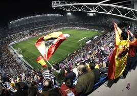 Panorámica de las gradas de La Rosaleda en el España-Francia amistoso (1-0) del 6 de febrero de 2008 antes de los tres títulos seguidos de La Roja en Eurocopas y Mundial.