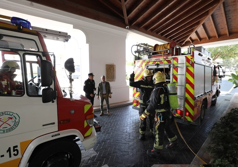 Los cuerpos de emergencias realizan un simulacro de incendio en el Hard Rock Hotel