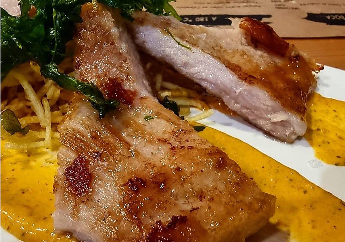 El secreto ibérico se sirve en Estragón con patatas fritas y salsa gaucha.