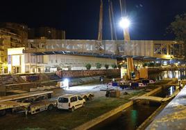 El tablero del puente ha sido transportado desde Sevilla en dos mitades.