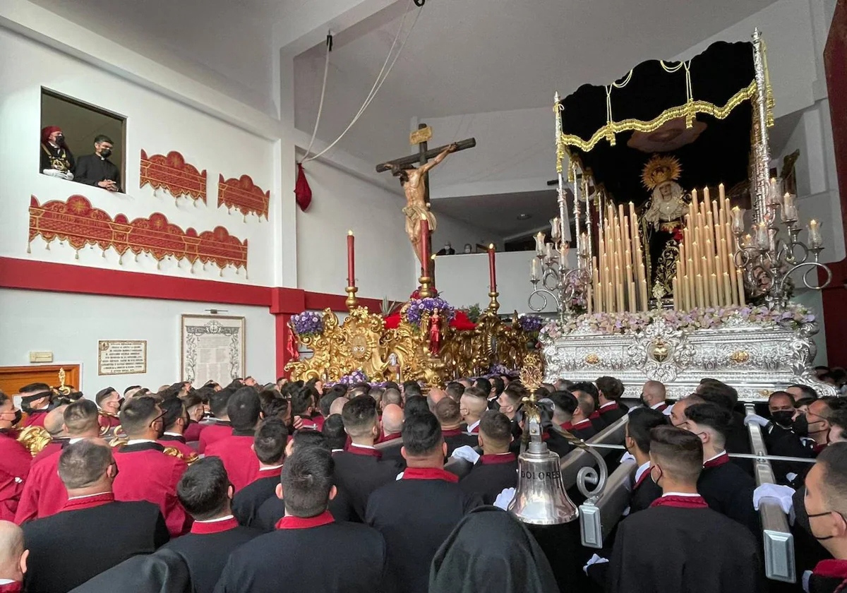 Los titulares de la cofradía del Puerto de la Torre, en sus tronos.