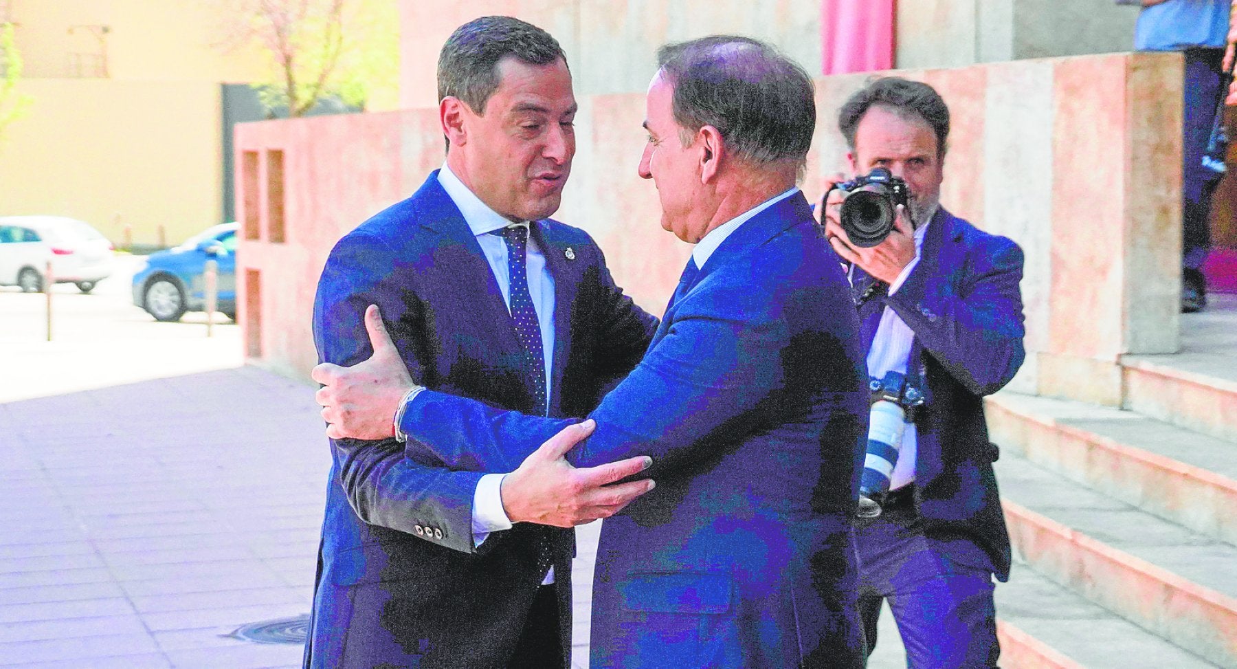 El presidente de la Junta, Juanma Moreno, saludando ayer al presidente de la CEA, Javier González de Lara.