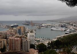 Vista del Puerto de Málaga con varios cruceros atracados.