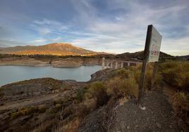 El embalse de La Viñuela apenas almacena 17,3 hectómetros cúbicos, al 10,5% de su capacidad.