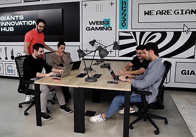 Jóvenes comparten experiencias en 'Giants Lab'.