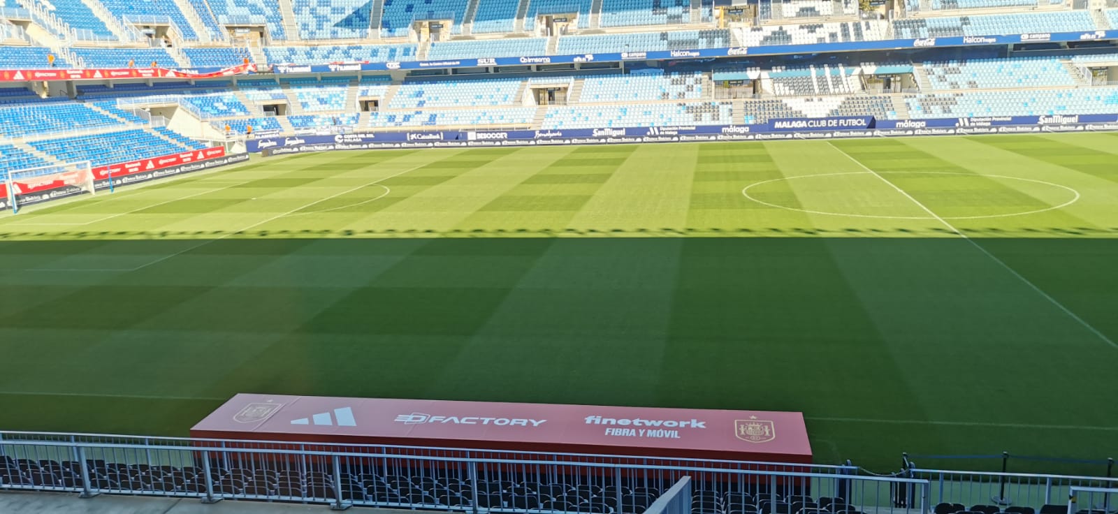 La Rosaleda se viste de rojo