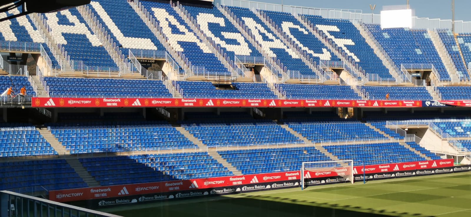 La Rosaleda se viste de rojo