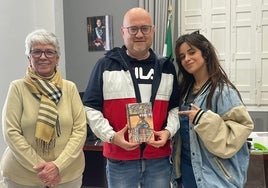 Mercedes Rodríguez y Camila Cabello, con el teniente de Alcalde de Torre del Mar.