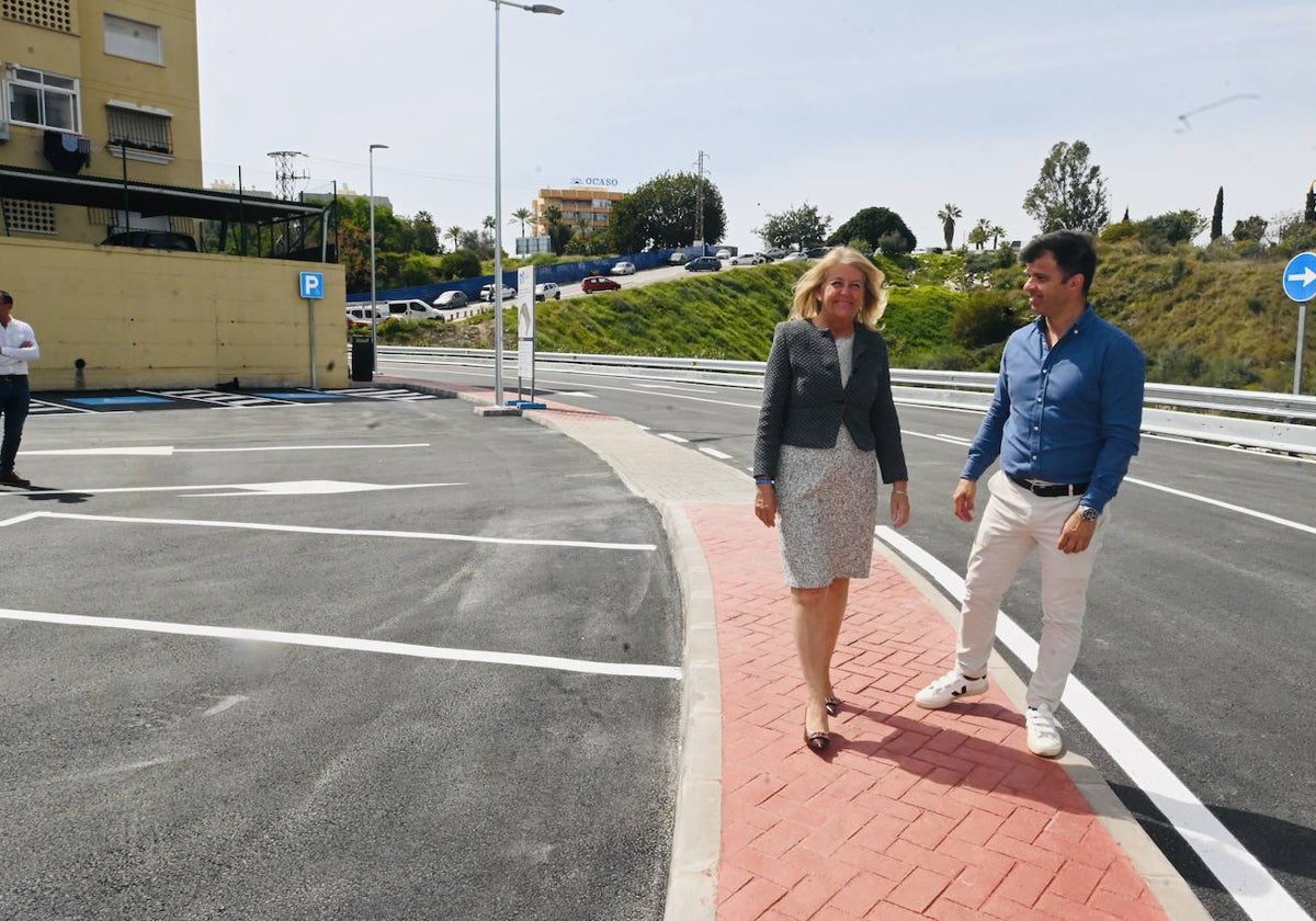 La alcaldesa, Ángeles Muñoz, en la presentación de nuevo Carril del Butano junto al edil de Obras, Diego López.