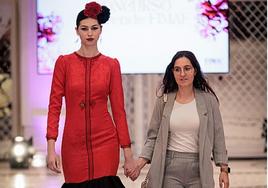 Azahara Crisóstomo, junto a una modelo que lleva uno de sus diseños flamencos.