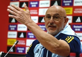 El seleccionador nacional, Luis de la Fuente, en su comparecencia este viernes en la sala de prensa Juan Cortés de La Rosaleda.