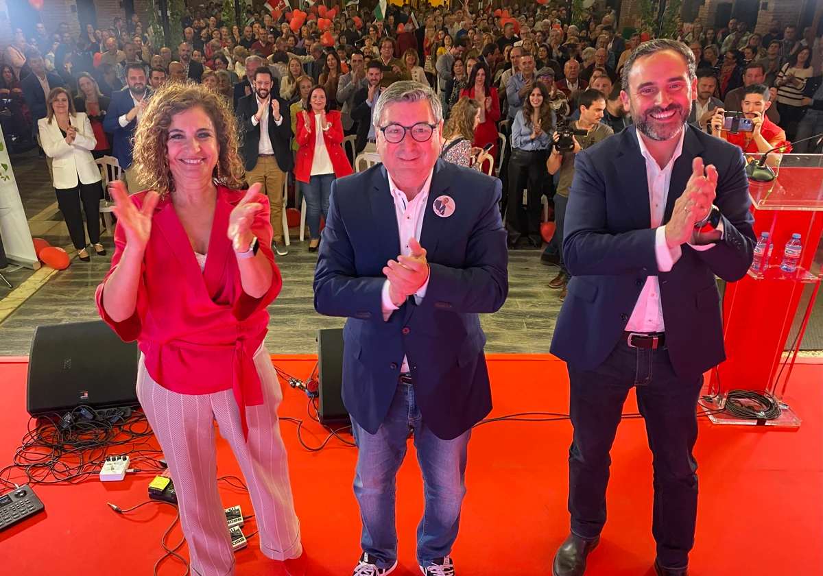 María Jesús Montero, Antonio Moreno Ferrer y Dani Pérez, este viernes en Vélez-Málaga.