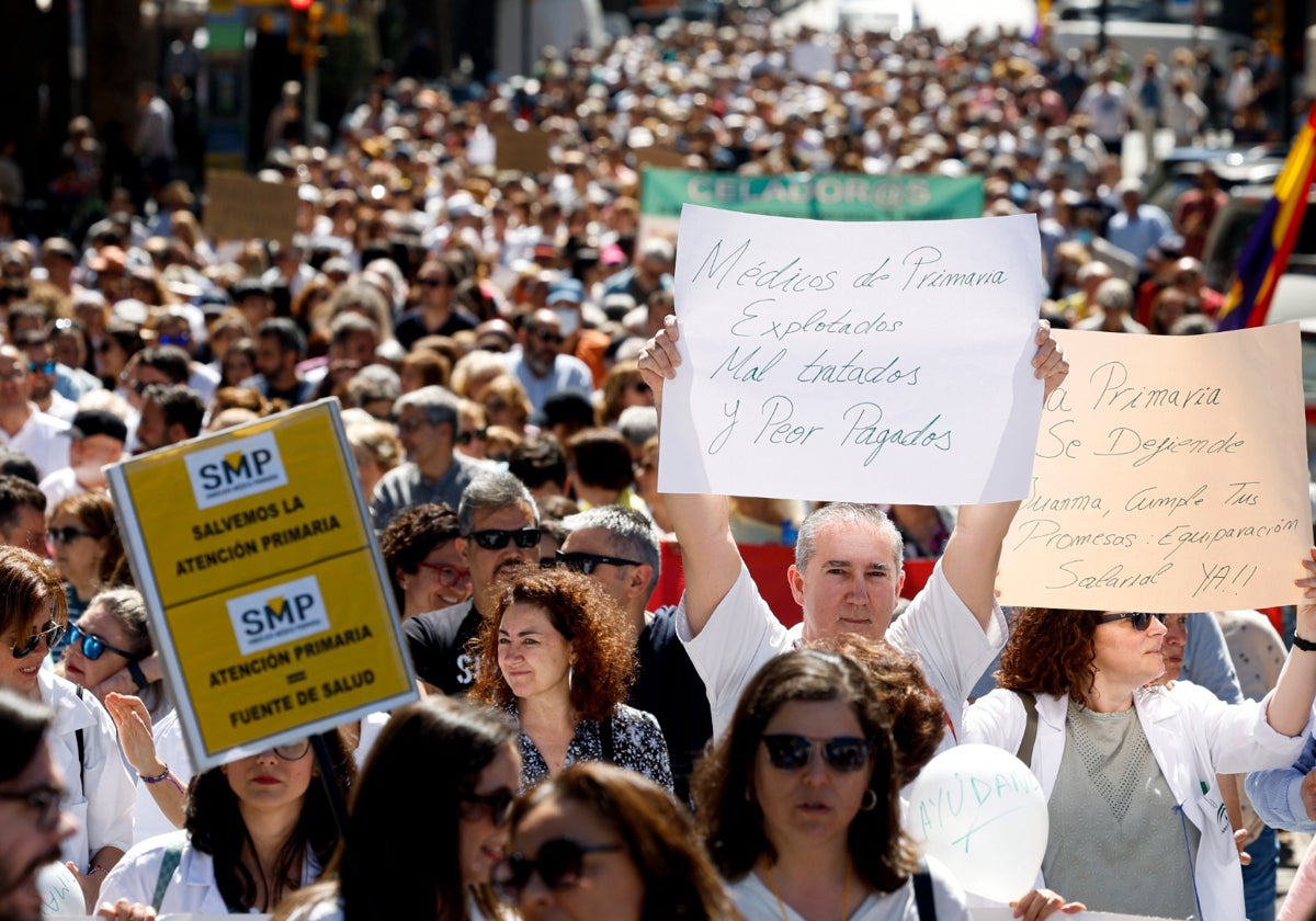 Aspecto de la Alameda de Colón, llena de personas que han acudido a la manifestación.