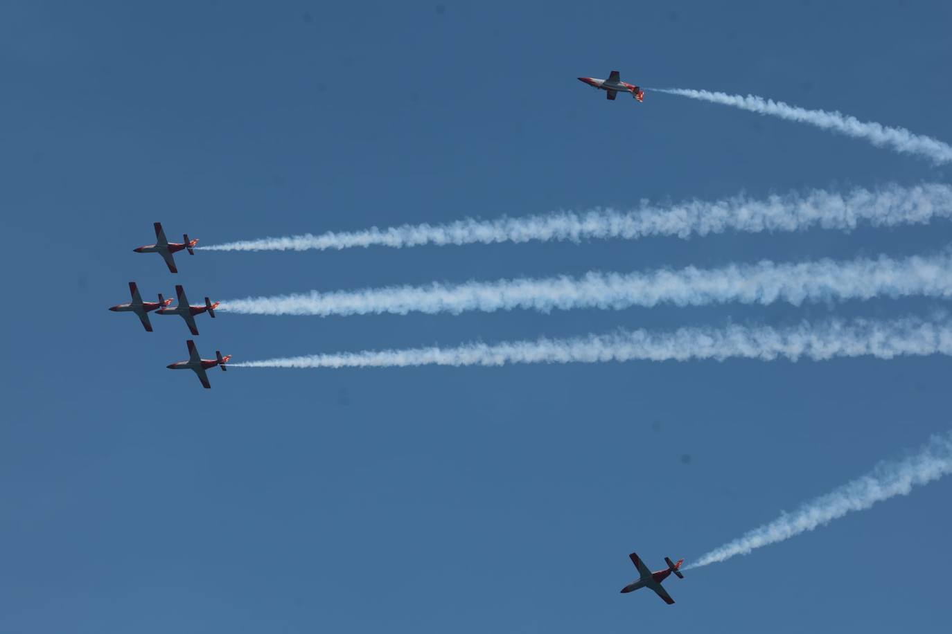 Expectación máxima es la que ha desatado este sábado la formación completa de aviones C-101 de la Patrulla Águila del Ejército del Aire en la capital malagueña donde ha dibujado entre las nubes los colores de la bandera de España.