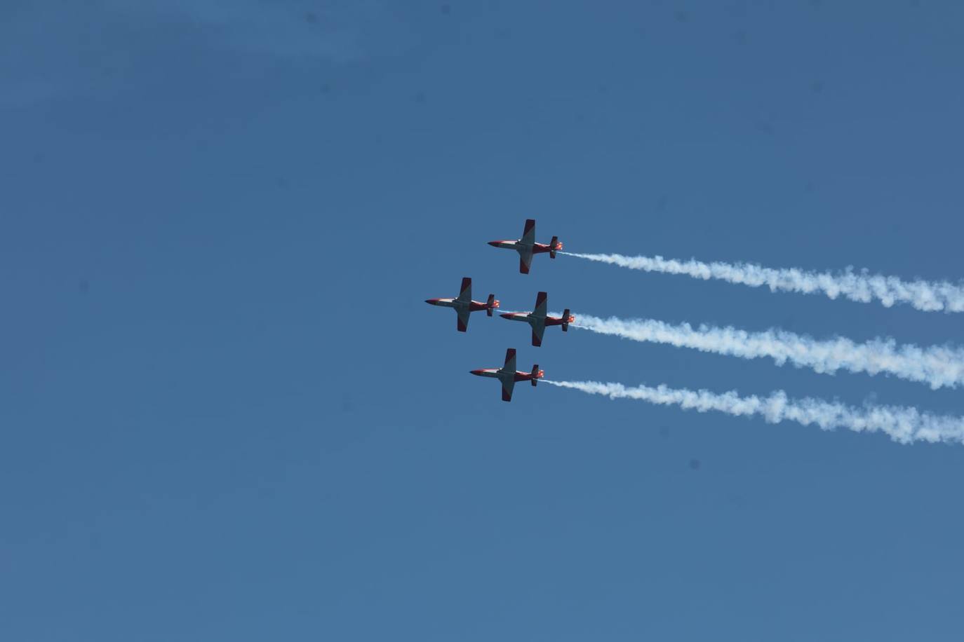 Expectación máxima es la que ha desatado este sábado la formación completa de aviones C-101 de la Patrulla Águila del Ejército del Aire en la capital malagueña donde ha dibujado entre las nubes los colores de la bandera de España.