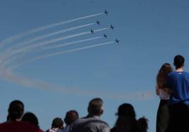 Málaga mira al cielo para disfrutar de las acrobacias de la Patrulla Águila del Ejército