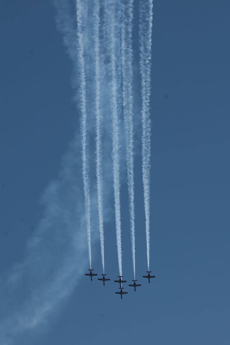 Expectación máxima es la que ha desatado este sábado la formación completa de aviones C-101 de la Patrulla Águila del Ejército del Aire en la capital malagueña donde ha dibujado entre las nubes los colores de la bandera de España.