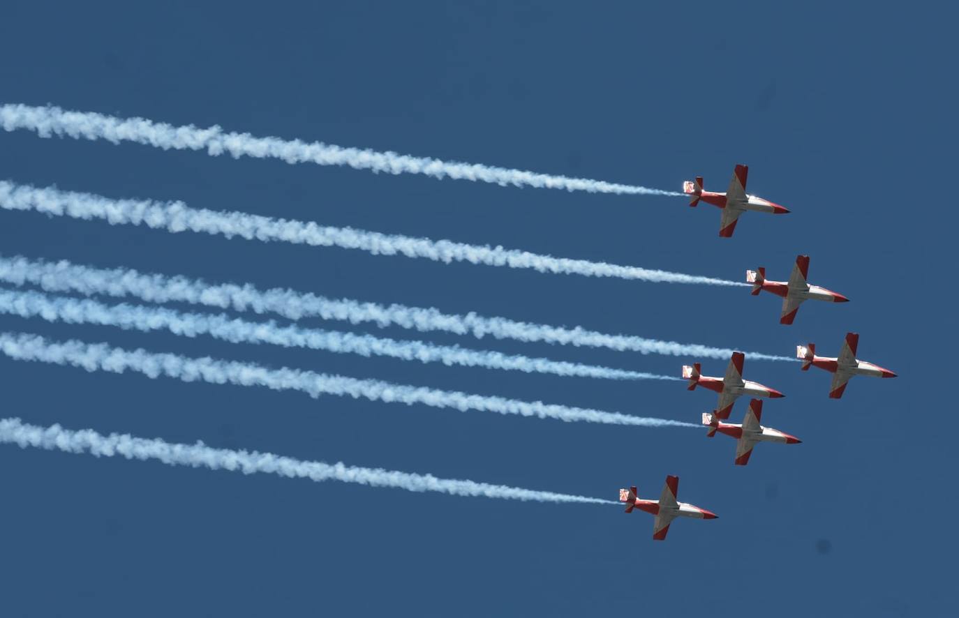 Expectación máxima es la que ha desatado este sábado la formación completa de aviones C-101 de la Patrulla Águila del Ejército del Aire en la capital malagueña donde ha dibujado entre las nubes los colores de la bandera de España.