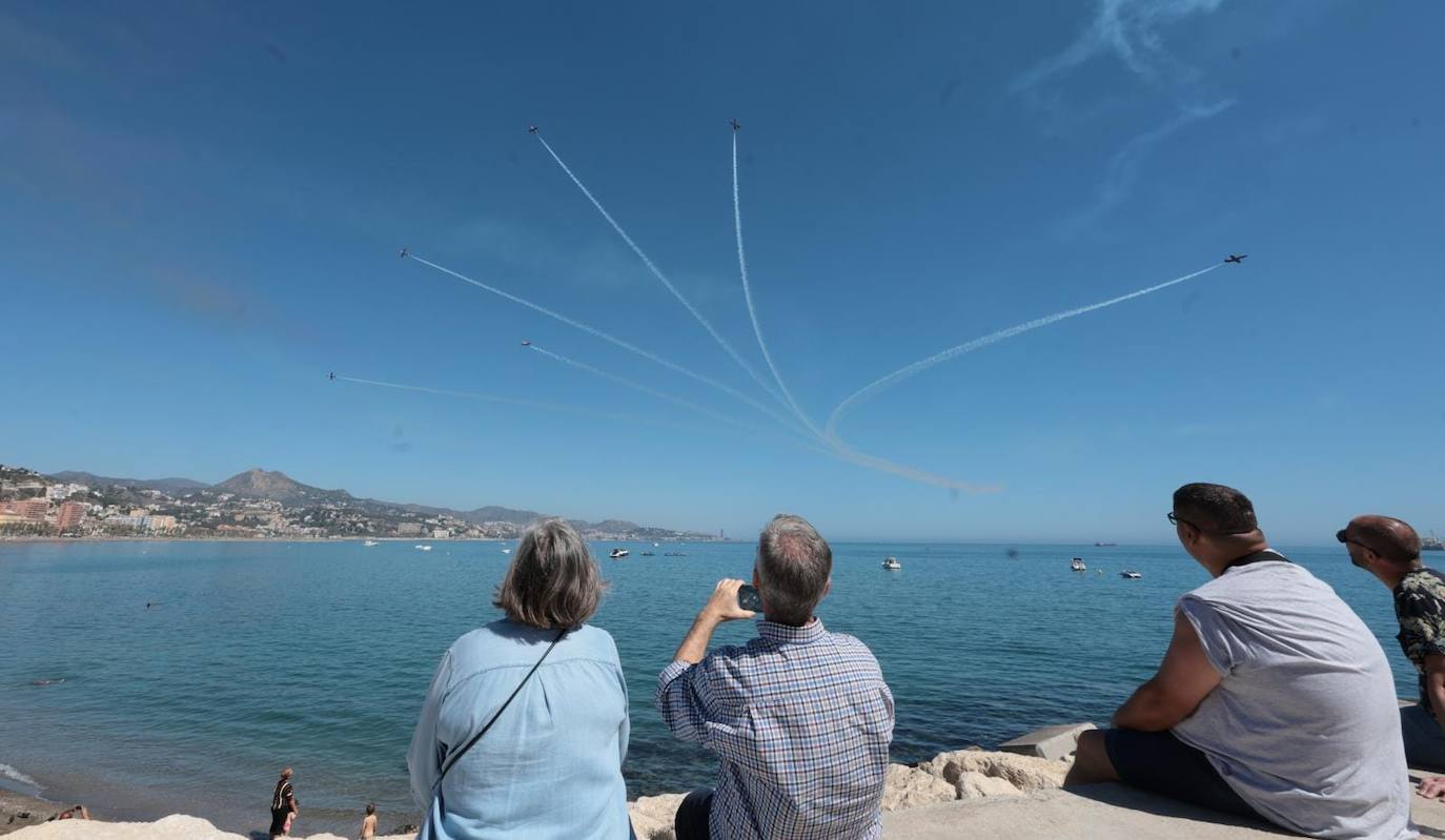 Expectación máxima es la que ha desatado este sábado la formación completa de aviones C-101 de la Patrulla Águila del Ejército del Aire en la capital malagueña donde ha dibujado entre las nubes los colores de la bandera de España.