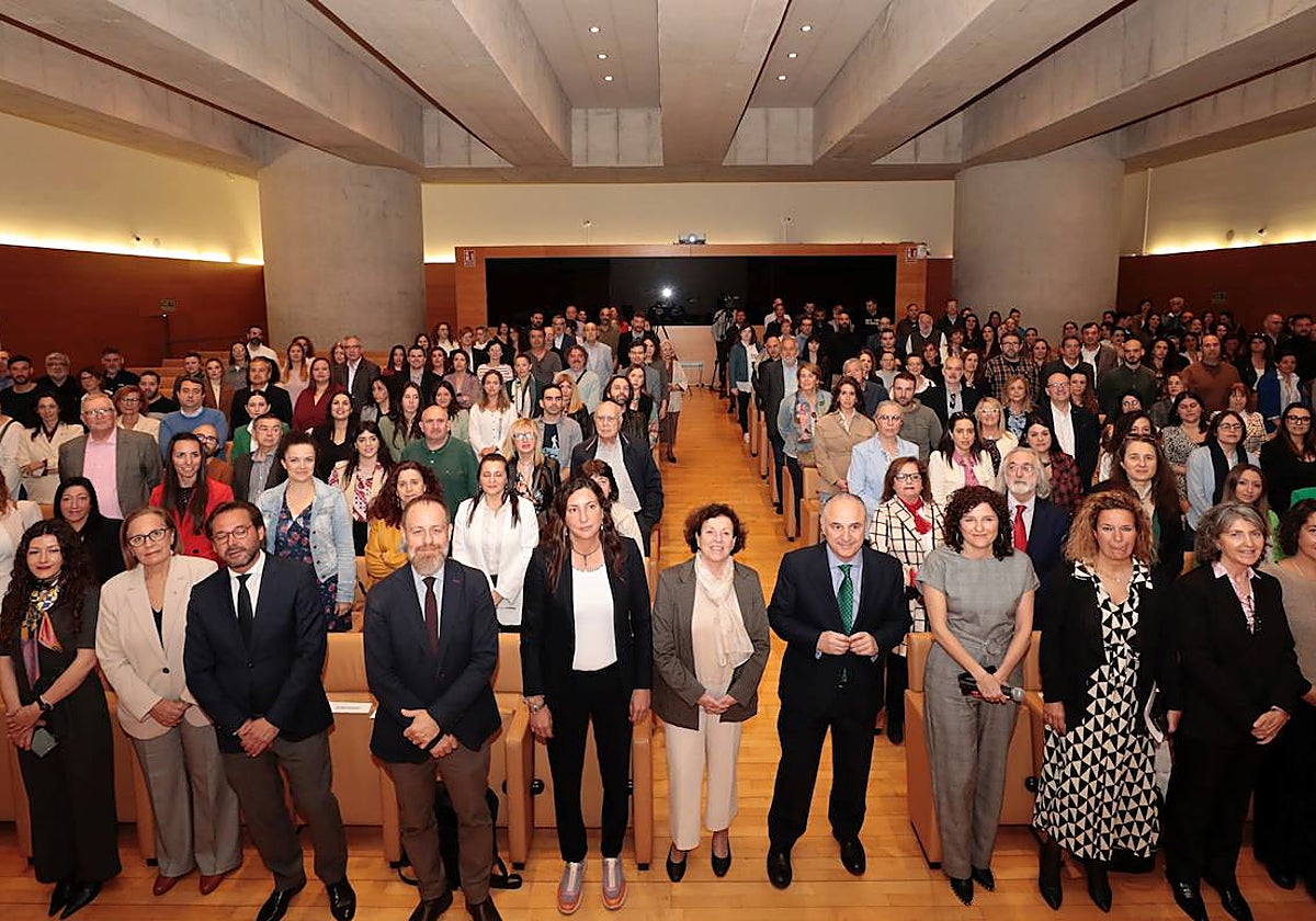 Responsables de Fundación 'la Caixa' y representantes de asociaciones, en el acto de presentación de la resolución de la convocatoria.