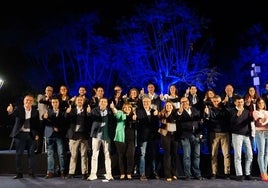 Foto de familia con los candidatos del PP en la Axarquía y la presidenta provincial, en Algarrobo.