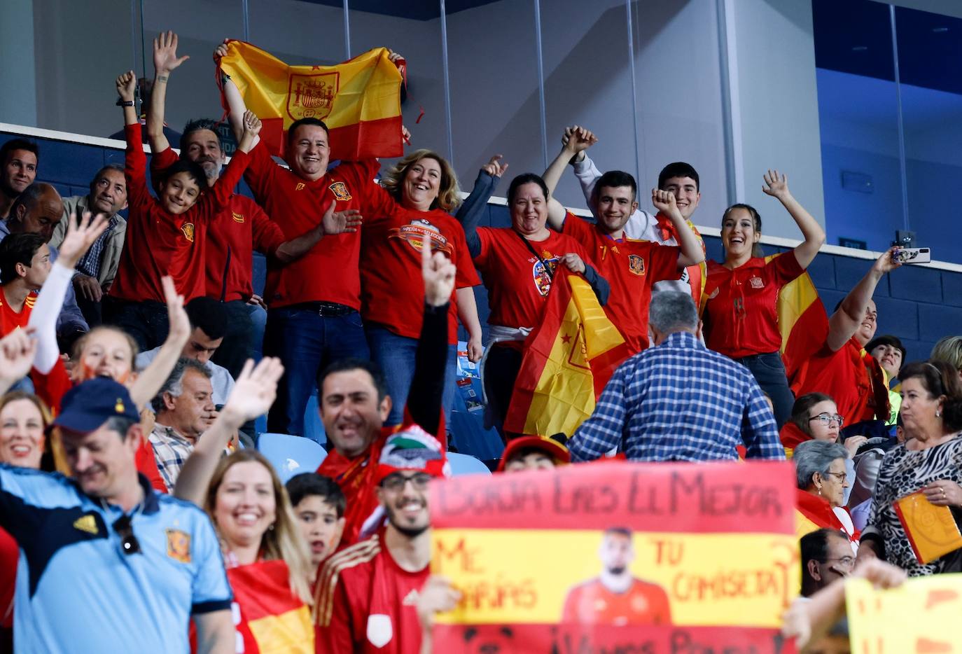 Lleno en La Rosaleda para ver a España