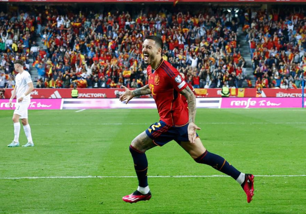 Joselu celebra uno de sus goles este sábado en la Rosaleda.