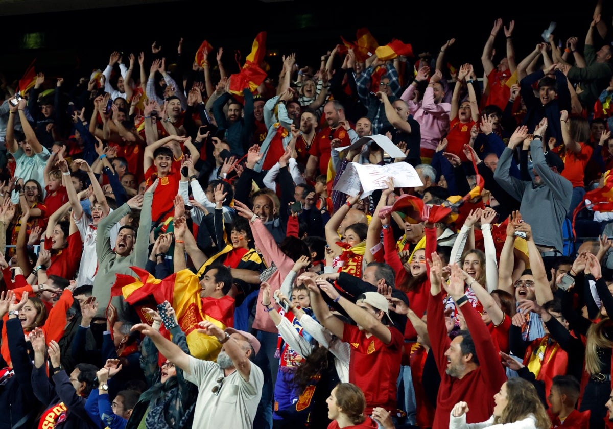 Los aficionados españoles en La Rosaleda hicieron la ola en varias ocasiones.