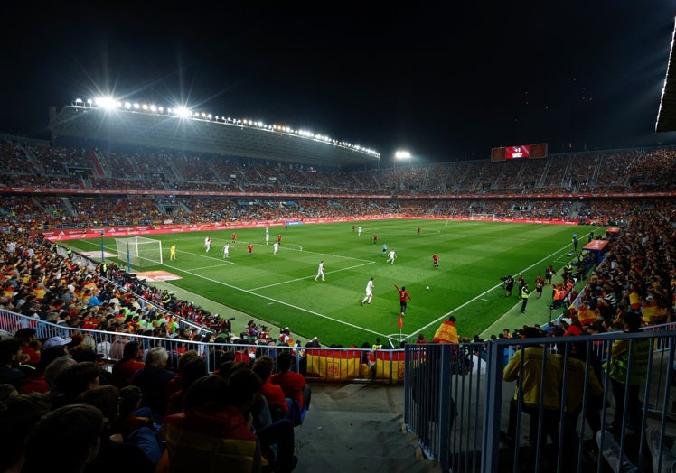 Panorámica de La Rosaleda llena durante el partido de este sábado.