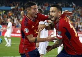 Yeremi Pino celebra con Joselu, autor del gol, el 2-0 de España el sábado.