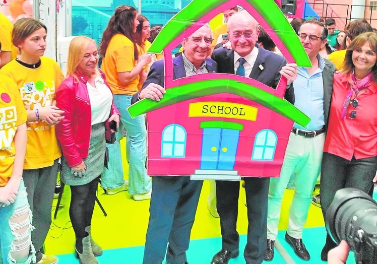 El alcalde y el rector posan en el 'stand' de Educación.
