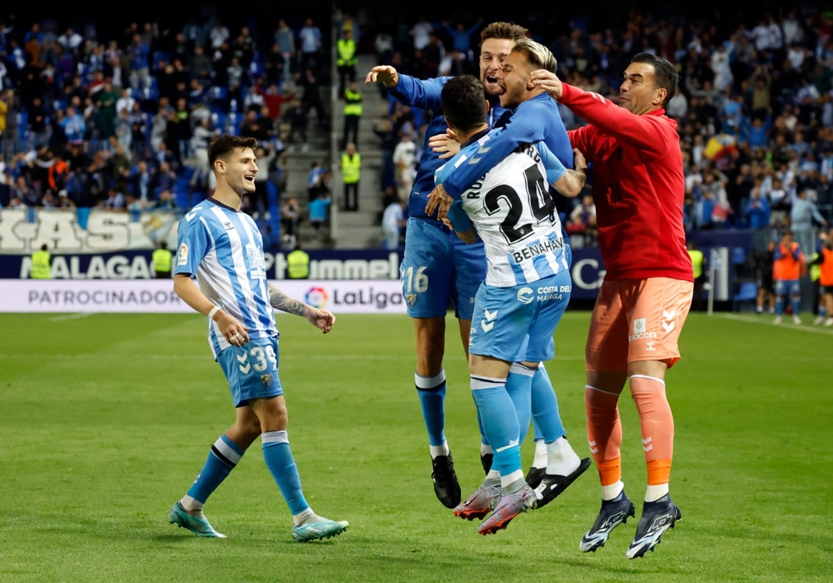 Genaro, Fran Villalba y Manolo Reina felicitan a Rubén Castro tras el 1-0 en el partido.