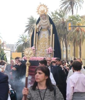 Imagen secundaria 2 - Arriba, muchísimo público acompañó a los titulares de la Hermandad de Gitanos. abajo, a la izquierda, el Señor de Azotes y Columna, de Fusionadas, tras salir de San Juan. A la derecha, traslado de la Virgen Mediadora.