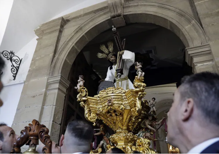 Momento de la salida de El Chiquito desde la iglesia del Carmen.