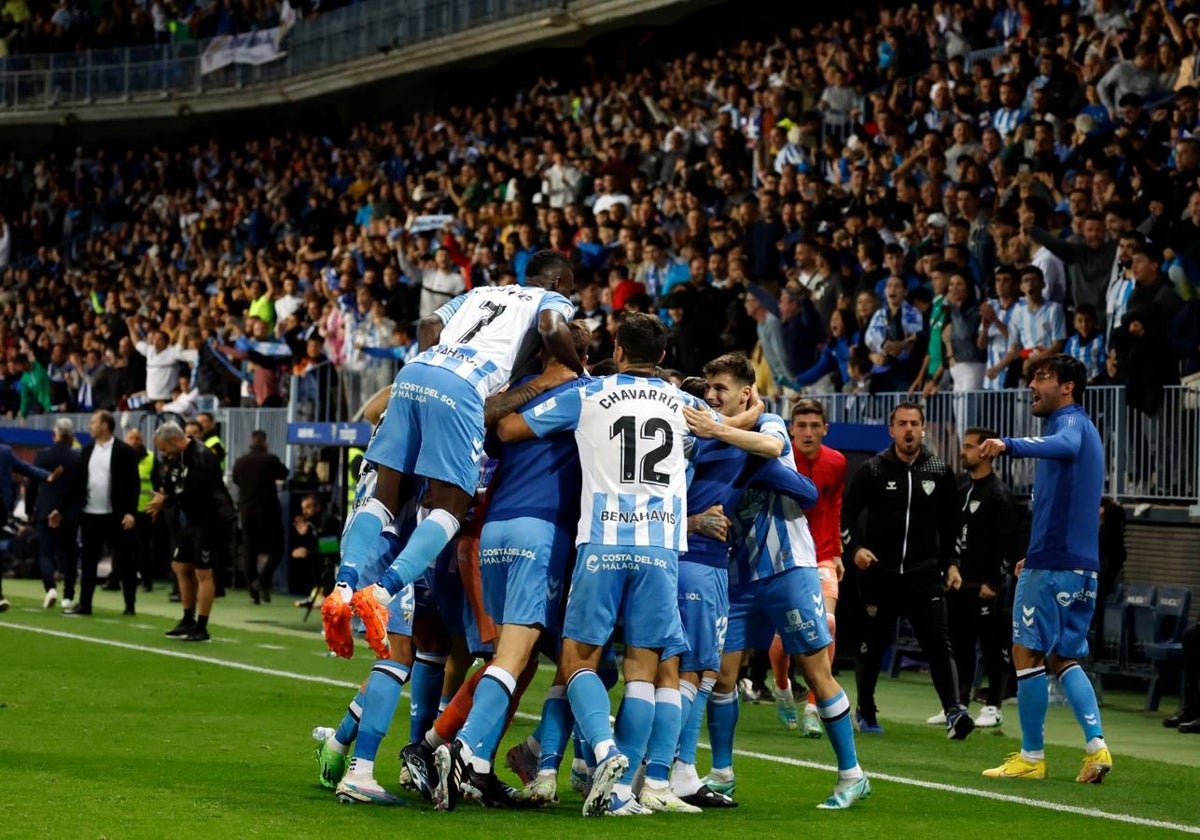 Los jugadores celebran el primer gol, obra de Rubén Castro.