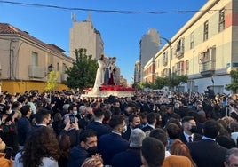 Traslado de Jesús Cautivo y la Virgen de la Trinidad en la mañana del Sábado de Pasión.