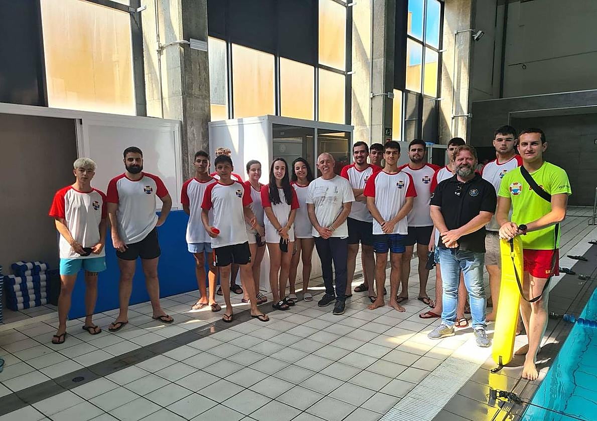 Los alumnos con el alcalde y Ruiz.