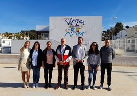 Integrantes del Ampa Niños del Sol y responsables del Ayuntamiento, este martes en la nueva guardería.