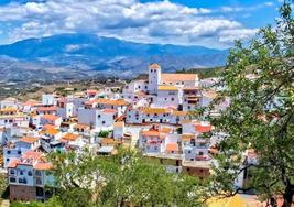 Vista panorámica del casco urbano de Iznate, con apenas 900 vecinos empadronados.